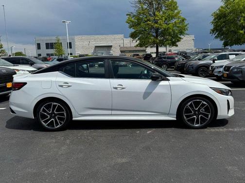 Aspen White Tricoat/Super Black 2025 Nissan Sentra SR