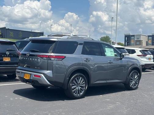 2025 Nissan Pathfinder SL