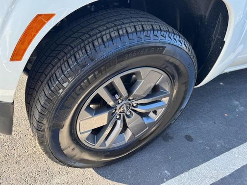 2025 Nissan Frontier SV