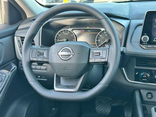 Everest White Pearl Tricoat 2026 Nissan Rogue SV