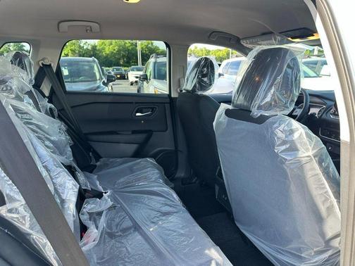Everest White Pearl Tricoat 2026 Nissan Rogue SV