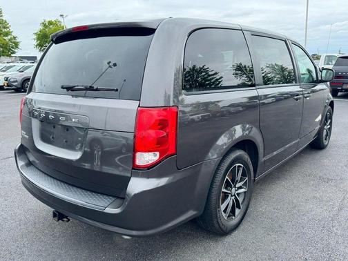 Granite Pearlcoat 2018 Dodge Grand Caravan SE