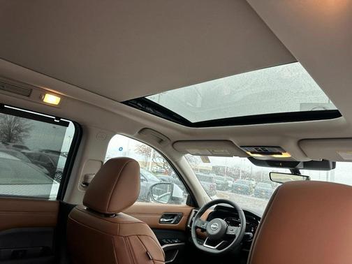 2025 Nissan Pathfinder Platinum 4WD