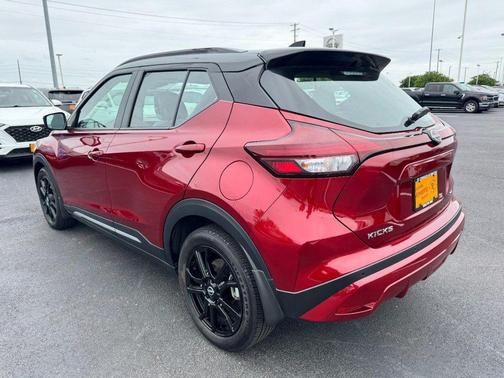 Scarlet Ember Tintcoat/Super Black 2023 Nissan Kicks SR