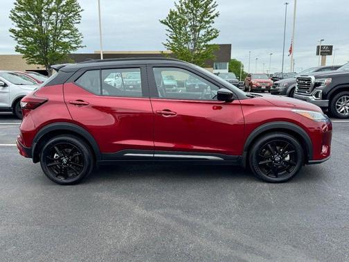 Scarlet Ember Tintcoat/Super Black 2023 Nissan Kicks SR
