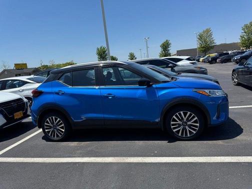 Electric Blue Metallic/Super Black 2024 Nissan Kicks SV