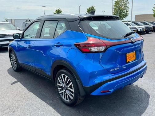 Electric Blue Metallic/Super Black 2024 Nissan Kicks SV