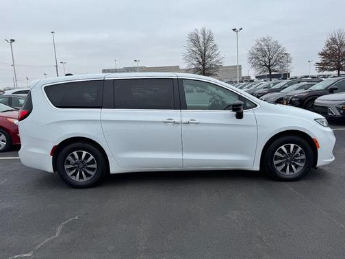 2024 Chrysler Pacifica Hybrid Select