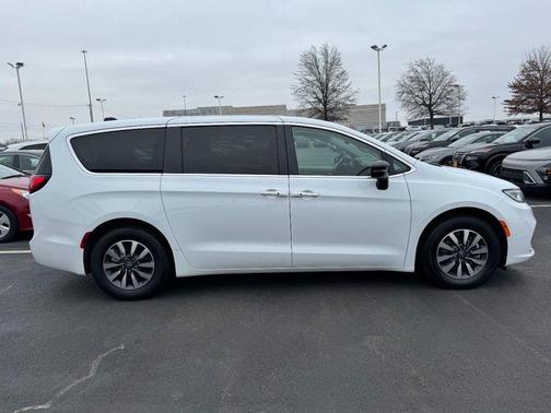 2024 Chrysler Pacifica Hybrid Select