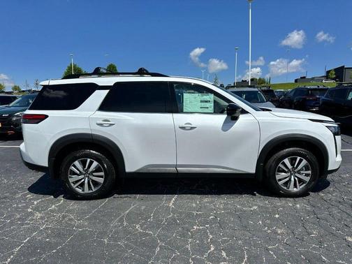 Everest White Pearl Tricoat 2026 Nissan Pathfinder SL