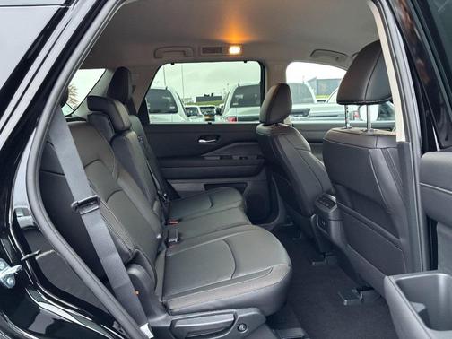 2025 Nissan Pathfinder SL 4WD