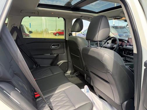 Everest White Pearl Tricoat 2026 Nissan Rogue Platinum