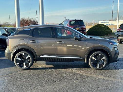 2025 Nissan Kicks SR