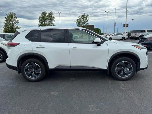 Everest White Pearl Tricoat 2026 Nissan Rogue SV
