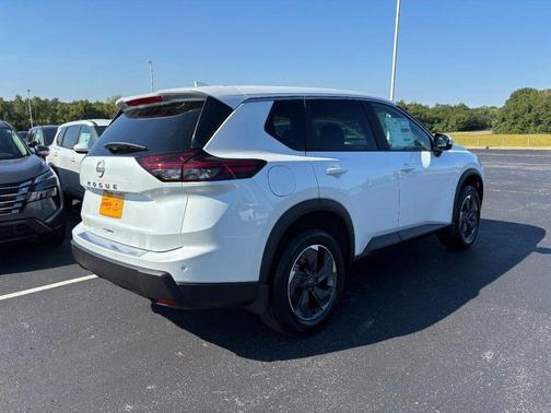 Everest White Pearl Tricoat 2026 Nissan Rogue SV