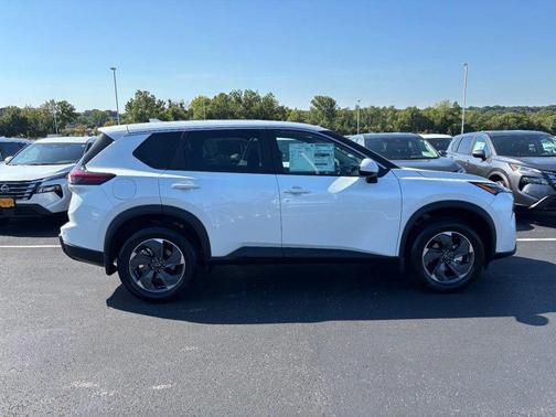 Everest White Pearl Tricoat 2026 Nissan Rogue SV