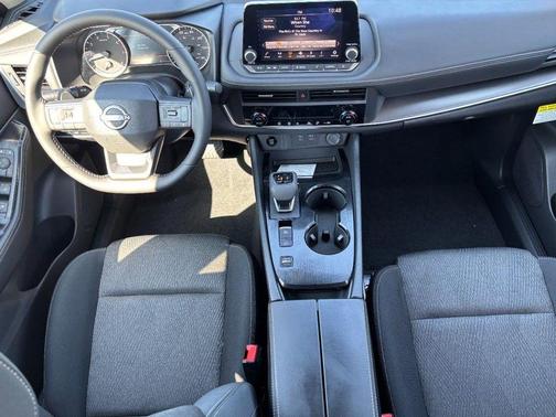 Everest White Pearl Tricoat 2026 Nissan Rogue SV