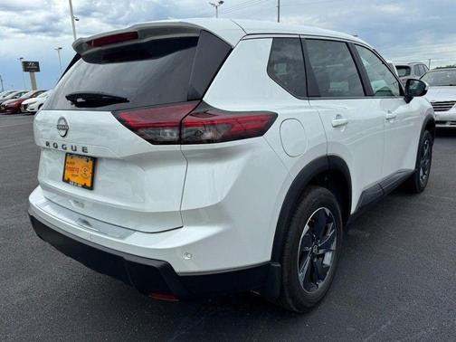 Everest White Pearl Tricoat 2026 Nissan Rogue SV
