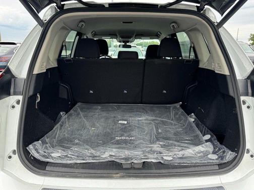Everest White Pearl Tricoat 2026 Nissan Rogue SV
