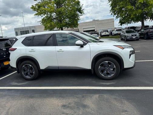 Everest White Pearl Tricoat 2026 Nissan Rogue SV