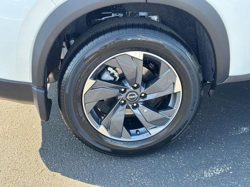 Everest White Pearl Tricoat 2026 Nissan Rogue SV