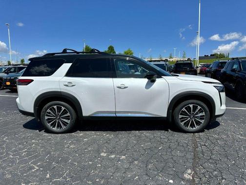 Everest White Pearl/Black 2026 Nissan Pathfinder Platinum