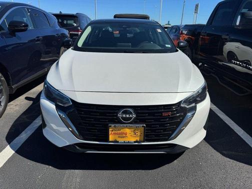 Aspen White Tricoat/Super Black 2025 Nissan Sentra SR