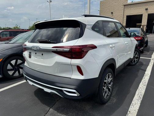 Snow White Pearl 2022 Kia Seltos EX