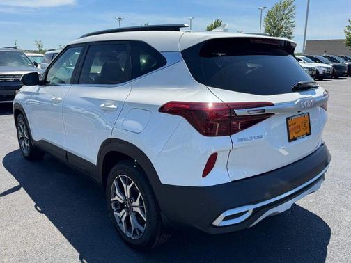 Snow White Pearl 2022 Kia Seltos EX