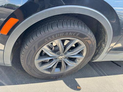 Deep Black Pearl 2022 Volkswagen Tiguan 2.0T SE 4MOTION