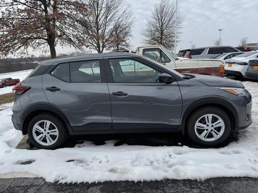 2025 Nissan Kicks S