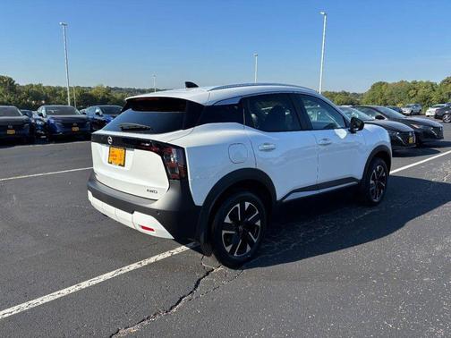 Aspen White Tricoat 2026 Nissan Kicks SV