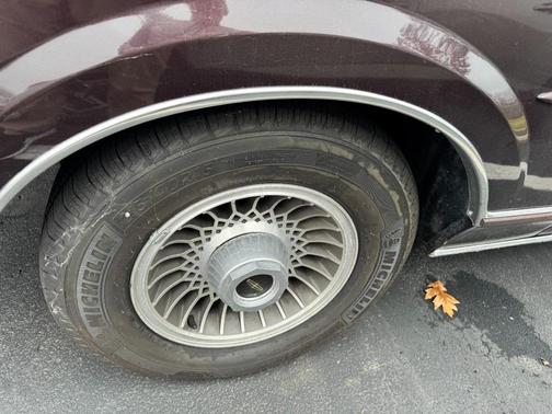 1988 Lincoln Town Car Base