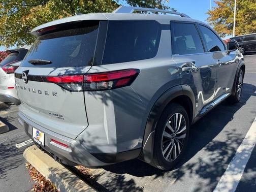 2022 Nissan Pathfinder Platinum 4WD