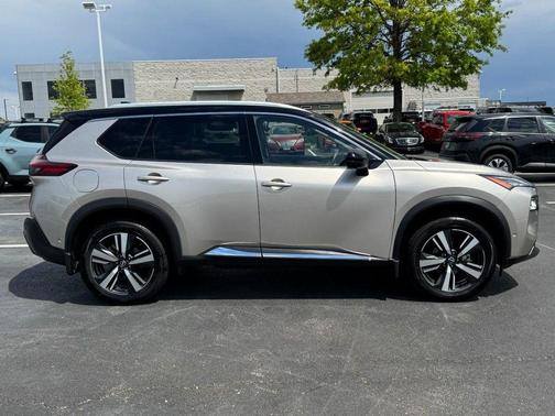 Champagne Silver Metallic/Super Black 2023 Nissan Rogue SL