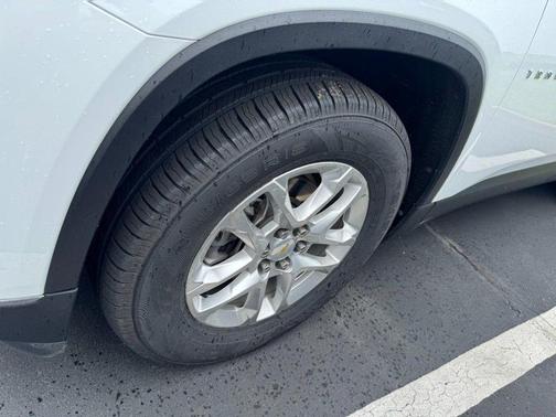 Summit White 2020 Chevrolet Traverse LT Cloth