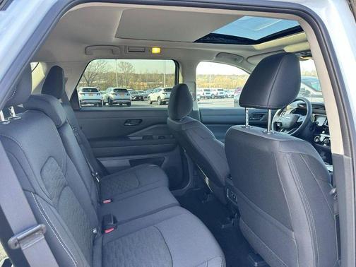 Everest White Pearl Tricoat 2026 Nissan Pathfinder SV