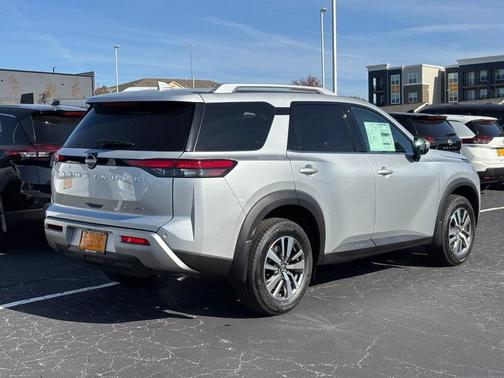 2025 Nissan Pathfinder SL 4WD