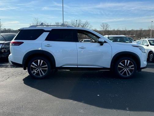 2025 Nissan Pathfinder Platinum