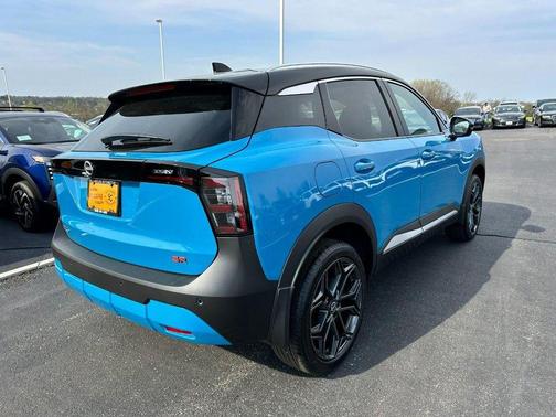 Arctic Ice Blue/Black 2026 Nissan Kicks SR