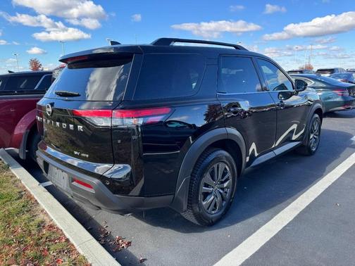 2022 Nissan Pathfinder SV