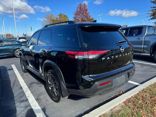2022 Nissan Pathfinder SV
