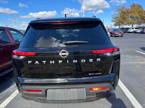 2022 Nissan Pathfinder SV