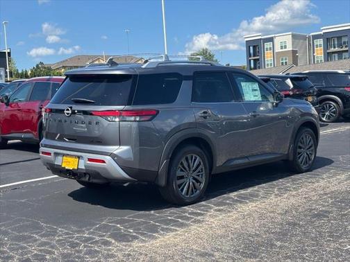 2025 Nissan Pathfinder SL