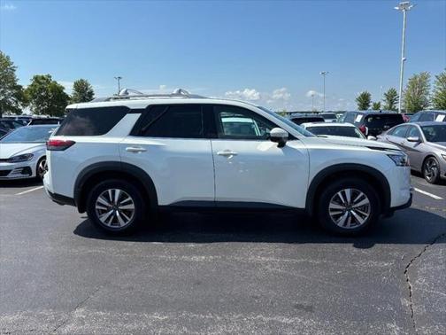 2022 Nissan Pathfinder SL