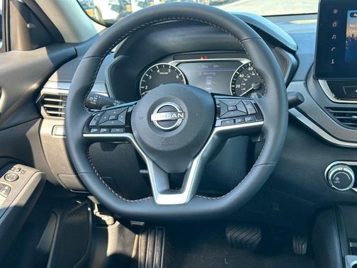 Pearl White/Super Black 2026 Nissan Altima SR FWD