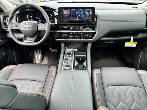 Everest White Pearl/Black 2026 Nissan Pathfinder Platinum