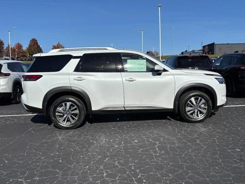 2025 Nissan Pathfinder SL 4WD