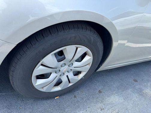 Champagne Silver Metallic 2013 Chevrolet Cruze LS