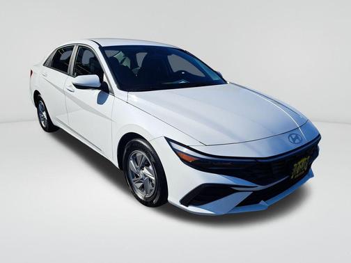2024 Hyundai ELANTRA SE